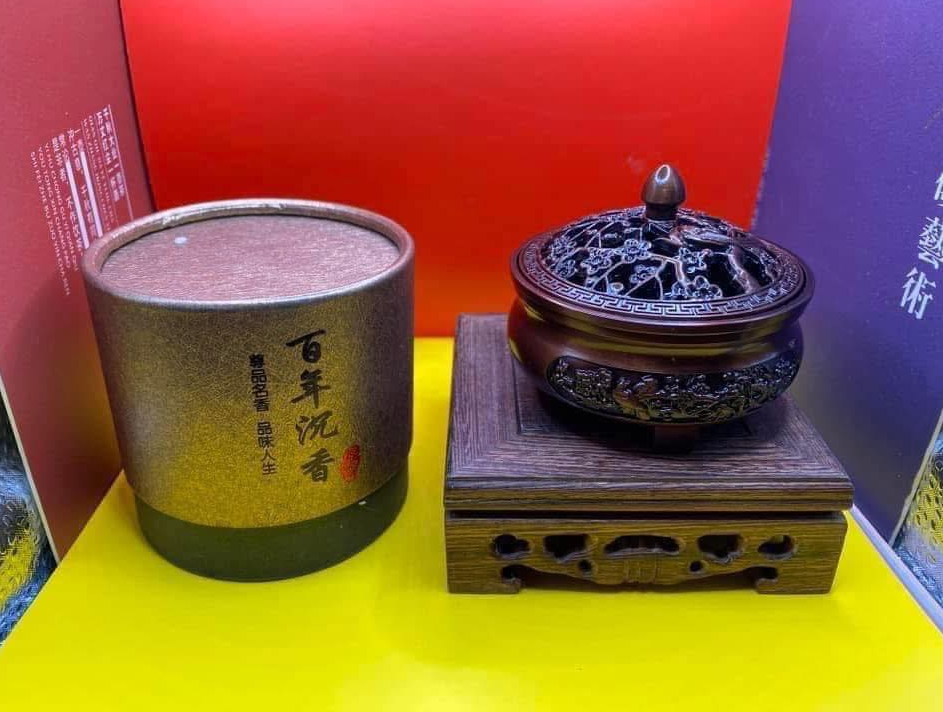 Xông Trầm Hương Trong Không Gian Trà Đạo